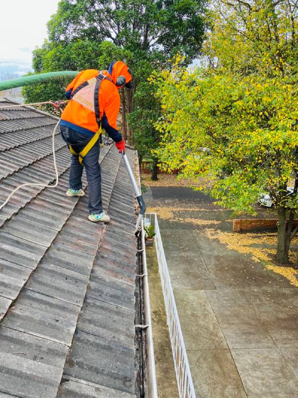 gutter-vacuuming-roof-right